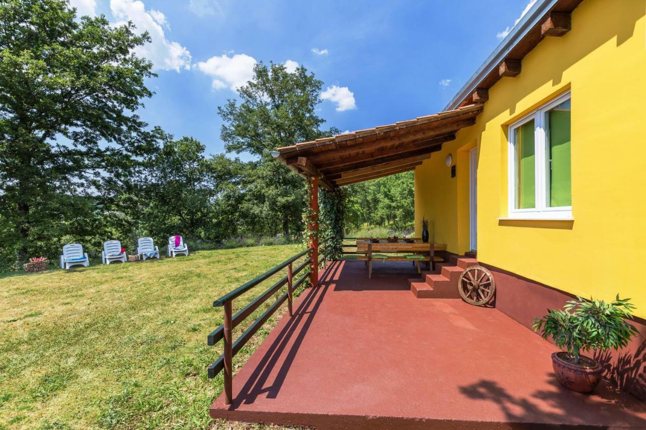 Vacation Home Latini Hum Exteriér fotografie